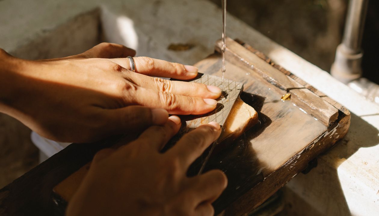 Piedras de afilar al agua de diferentes granos colocadas sobre una base de madera