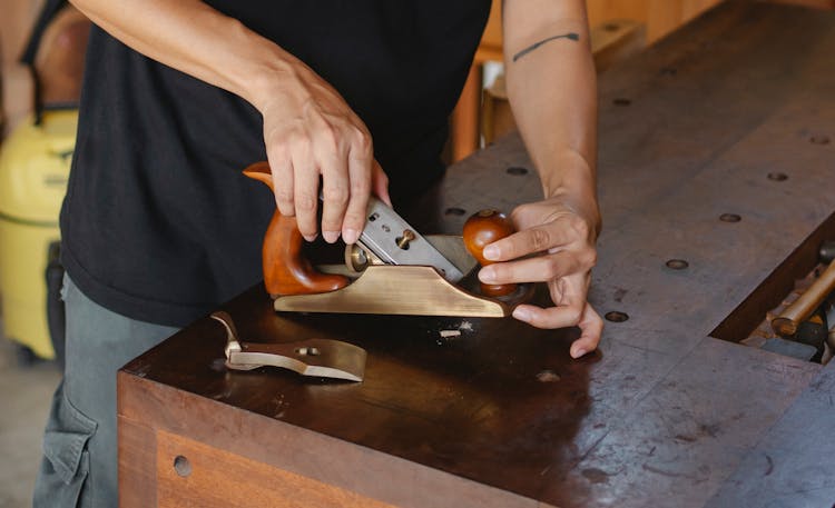 Crop Craftsman Changing Knife In Jointer