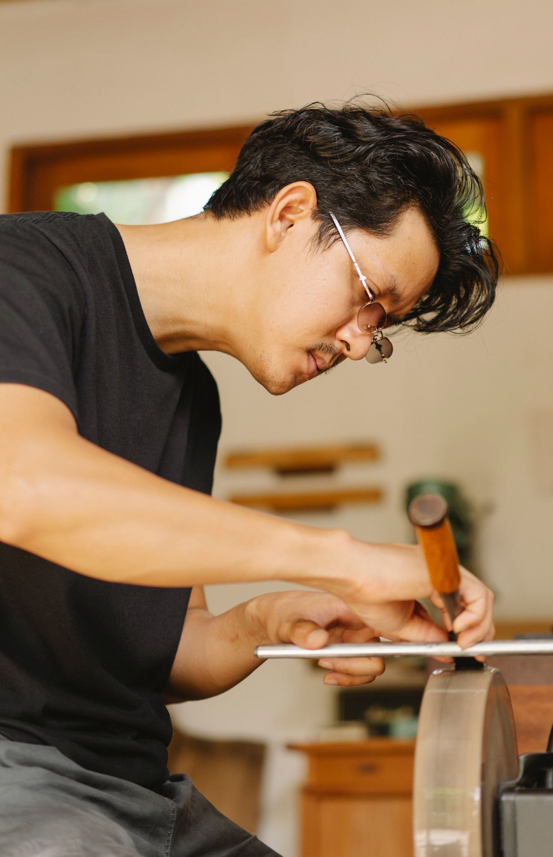 Handwerker bei konzentrierter Arbeit in der Werkstatt