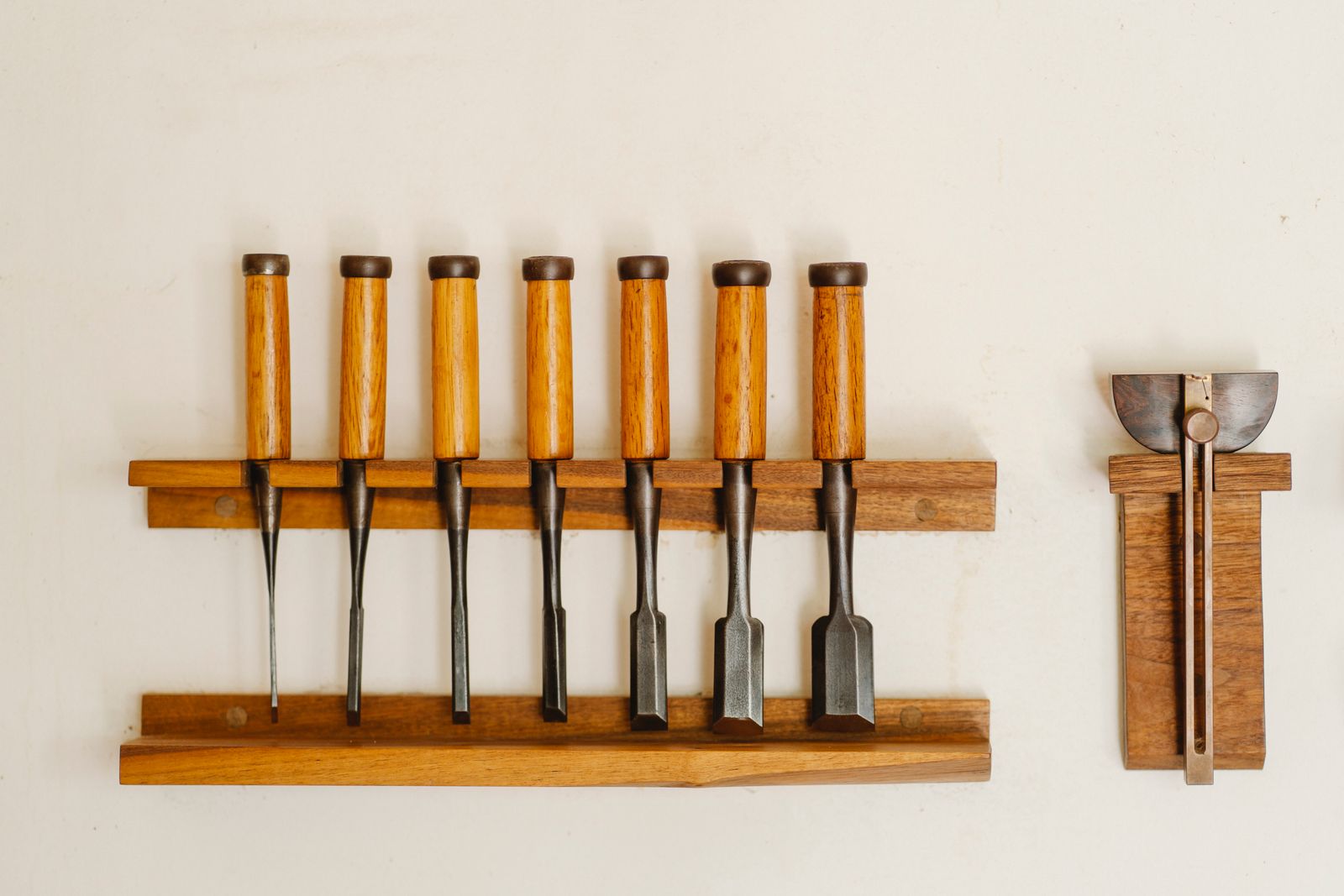 Outils de précision et rapporteur sur rack bois, rigueur de l'expert