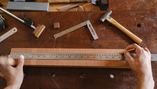 Man Meten Houten Plank Op Tafel