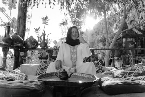 Gratis stockfoto met arabische vrouw, eenkleurig, eenkleurige fotografie