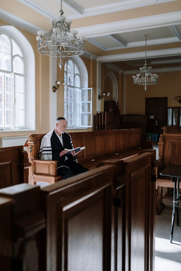 家具制作に取り組む職人