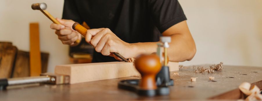 工匠运用工具制作出精美的木制品，展现了精湛的工艺与精度