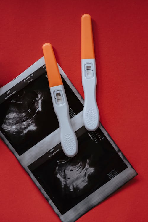垂直拍攝, 懷孕測試, 紅色表面 的 免費圖庫相片