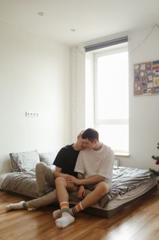 一对恩爱夫妻亲密而舒适地坐在床上