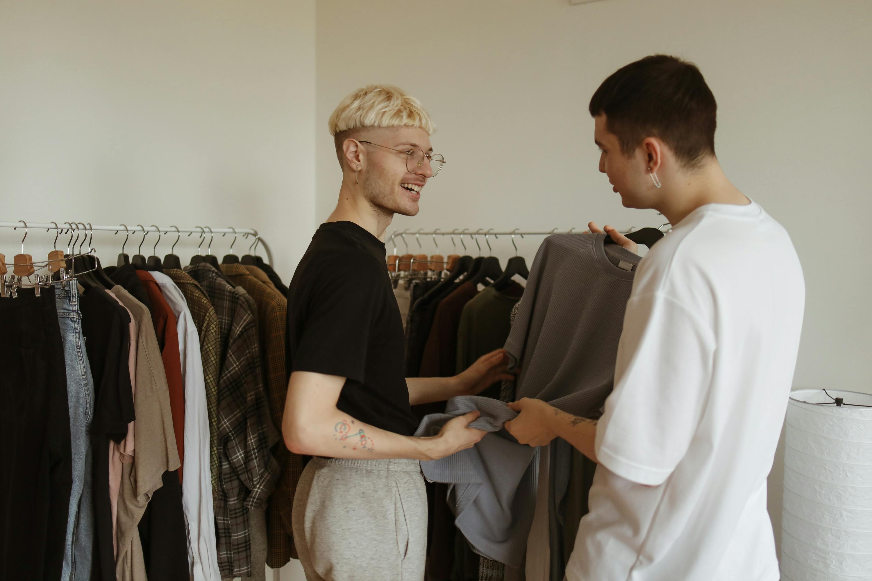 两人喜欢在家购物，在架子上浏览衣服，微笑互动