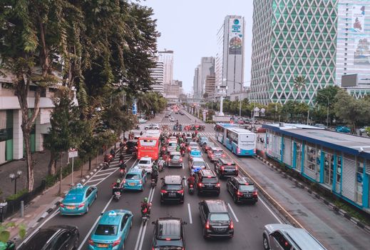 繁华的城市街道上，白天总是挤满了汽车和公共汽车