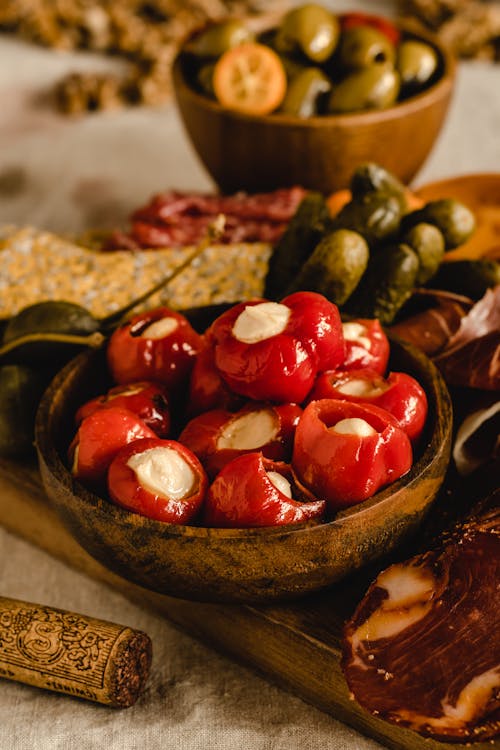 Buah Bulat Merah Di Atas Mangkok Kayu Coklat