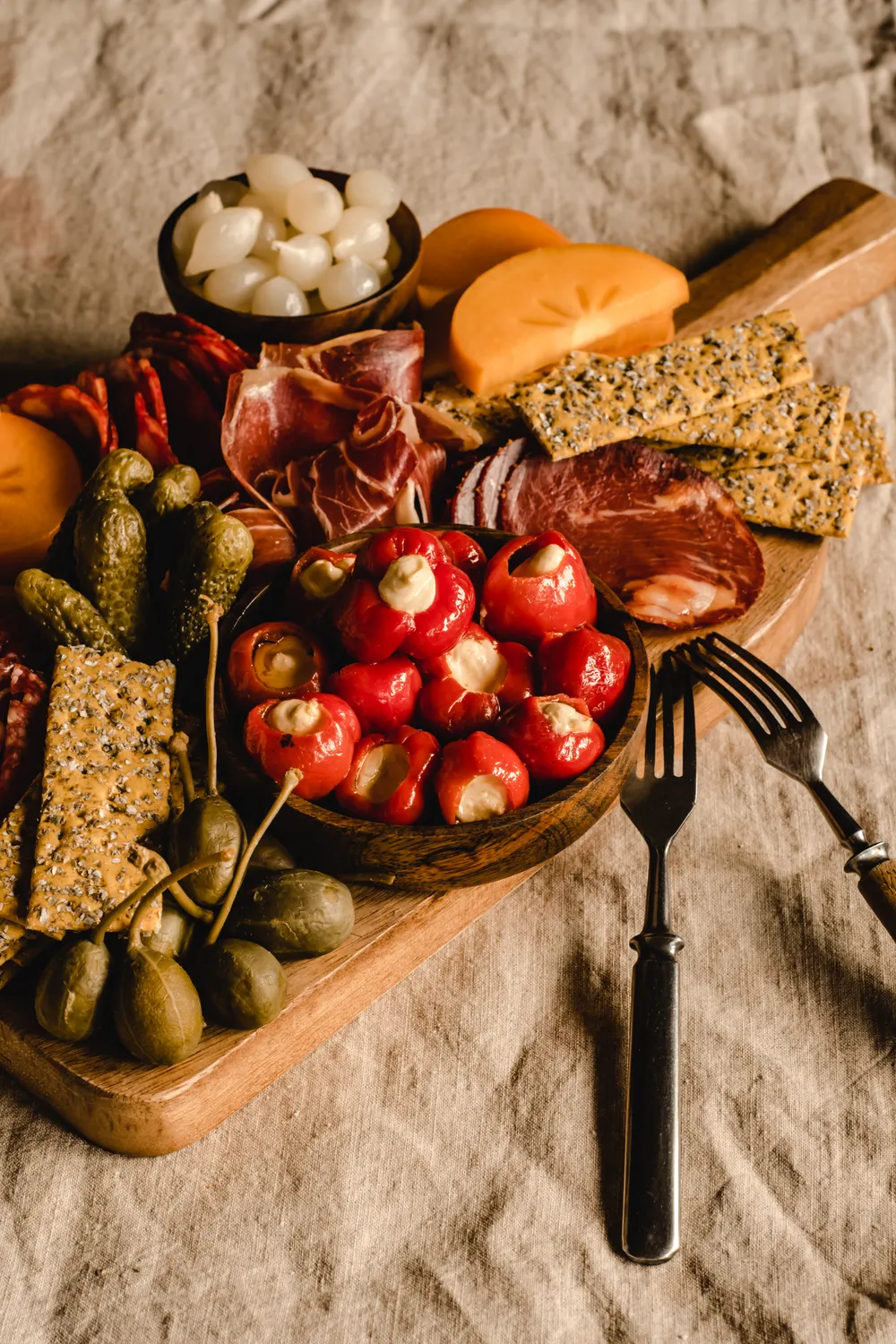 Assortiment rustique de charcuteries, fromages et légumes marinés