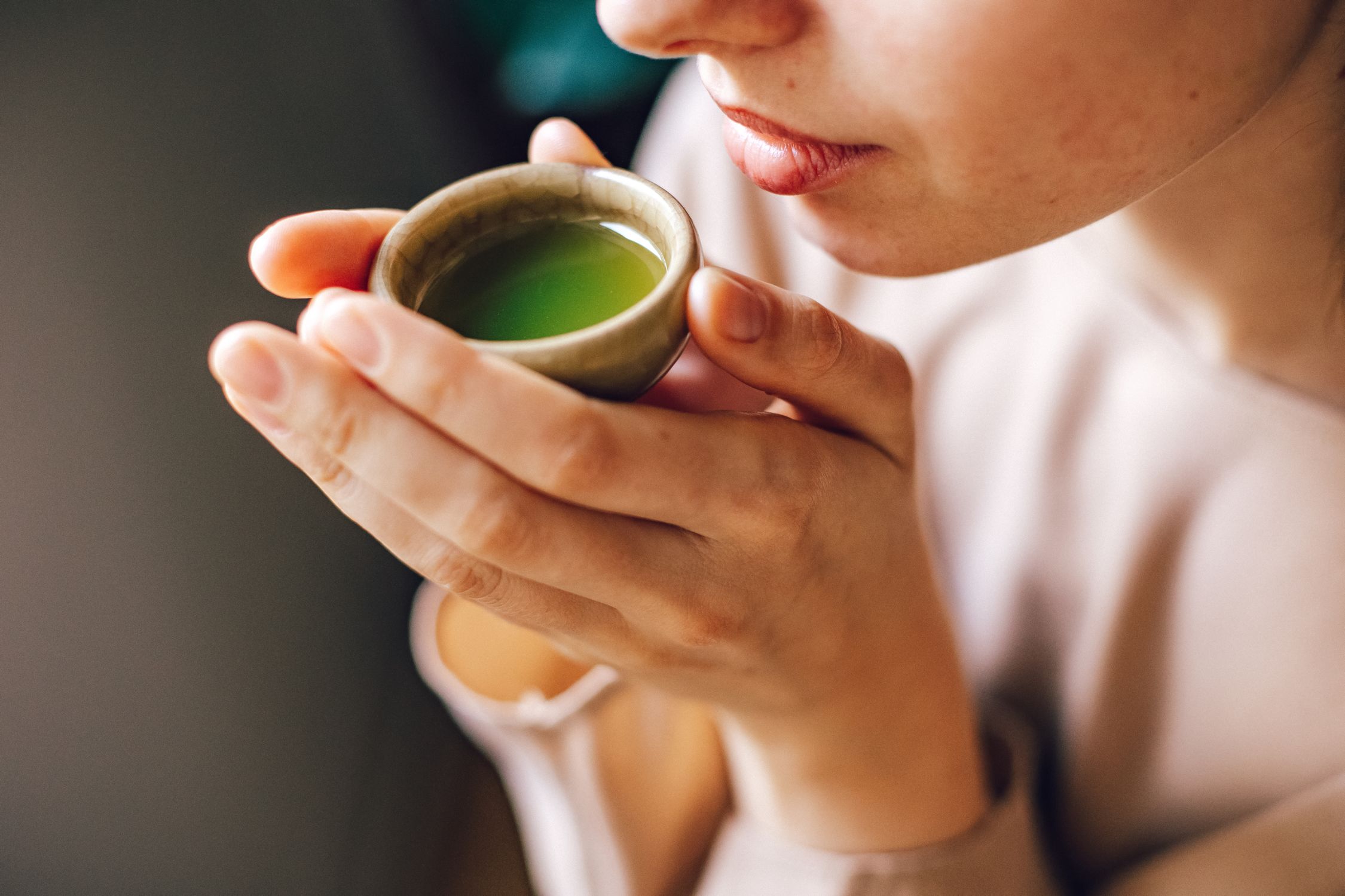 أكواب شاي أخضر على طاولة