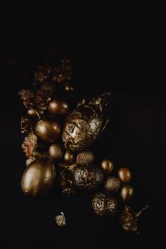 金色装饰品在深色背景下显得格外奢华，尽显优雅与精致