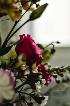 这束充满活力的特写花束，以粉红玫瑰和柔软花瓣，完美诠释了自然主题