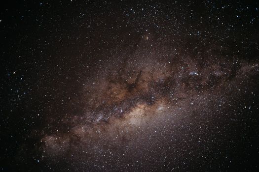 在这张清澈的夜空照片中，银河系的壮丽令人惊叹
