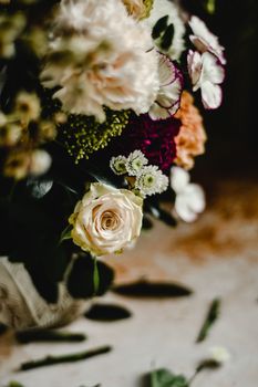 优雅花卉排列特写，以玫瑰、康乃馨和菊花为特色