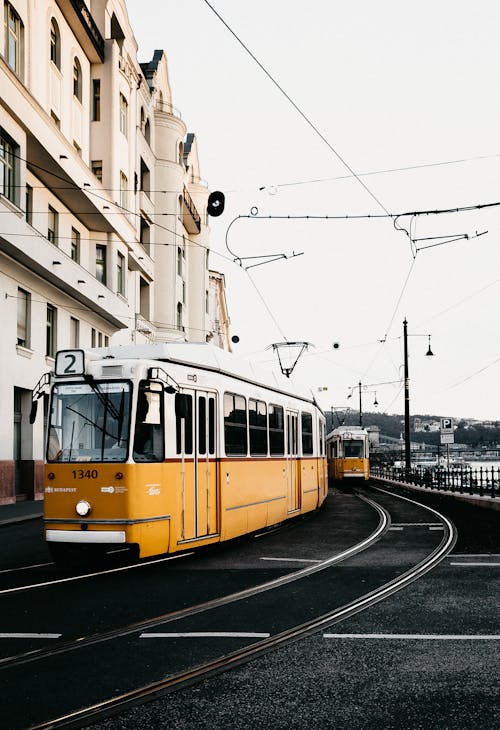 Gelbe Und Weiße Straßenbahn Auf Der Straße