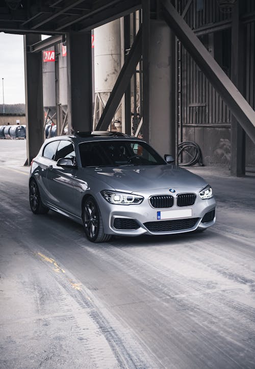 BMW, dikey atış, gümüş araba içeren Ücretsiz stok fotoğraf