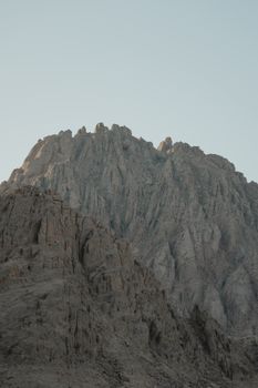 在晴朗的天空下，崎岖山峰的壮丽景色，展现了大自然的壮丽