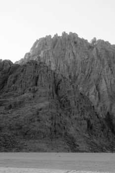 一张黑白照片戏剧性地展现了崎岖的山峰和岩层