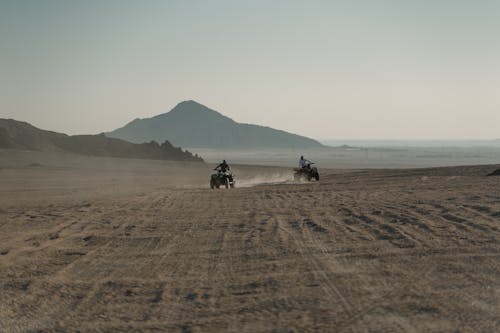 Fotobanka s bezplatnými fotkami na tému atv, jazdenie, muži