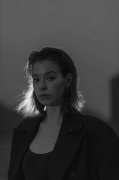 这幅戏剧性的黑白肖像描绘了一位陷入沉思的女性