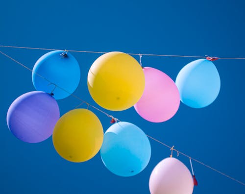 Foto profissional grátis de balões, céu azul, cheio de cor
