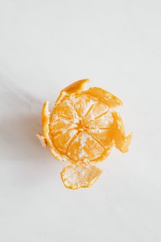 在白色表面上，去皮氨纶的顶视图创造出自然花卉图案