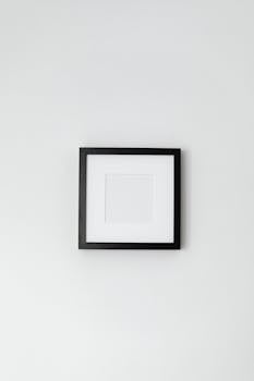 纯白的墙上悬挂着一个黑色相框，简约而优雅