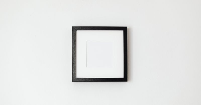 Comment créer une galerie de cadres muraux dans votre salon : idées et inspirations