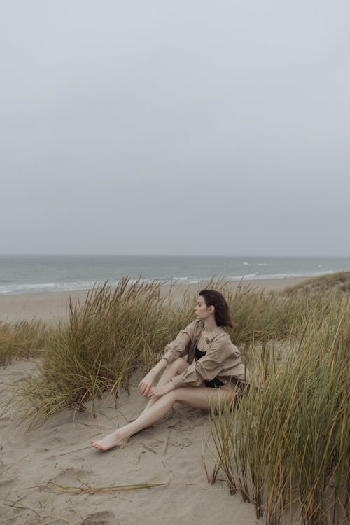 모래, 바닥에 앉아, 사람의 무료 스톡 사진