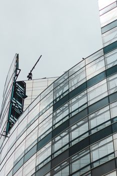 圣保罗一座带起重机的现代玻璃建筑，展现了未来派建筑风格