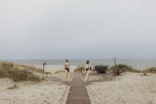 Δωρεάν στοκ φωτογραφιών με ακτή, γυναίκες, θάλασσα Φωτογραφία από στοκ φωτογραφιών