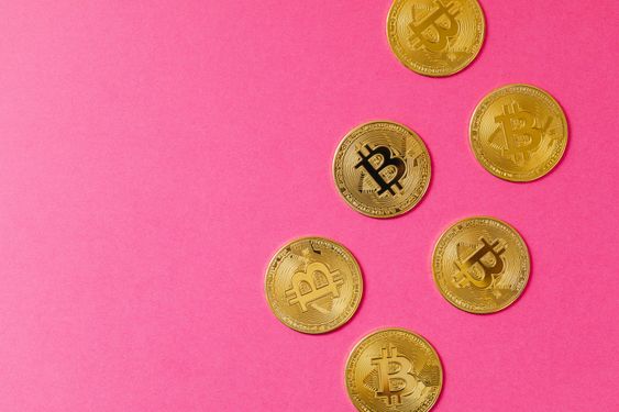 Beginner analyst learning candlestick basics