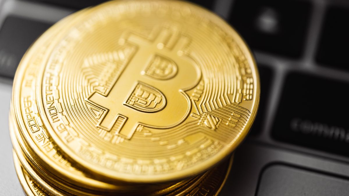 Bitcoin sembolü ve dizüstü bilgisayar (temsilî görsel)
