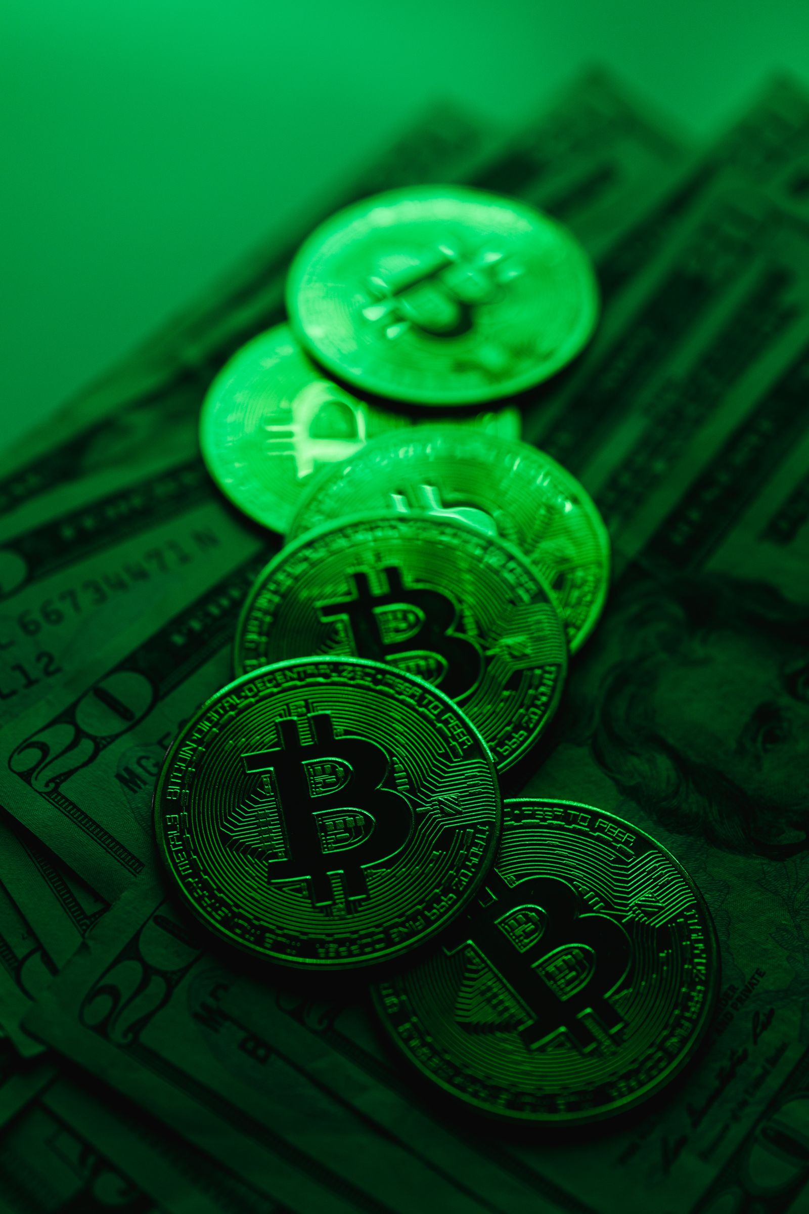 Person håller i mobil med kryptokurser – investering i digitala valutor