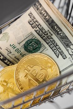 黄金、比特币和美钞被放在代表金融和数字货币的小购物车里