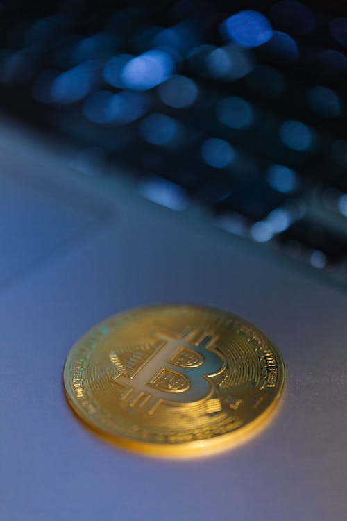 Δωρεάν στοκ φωτογραφιών με bitcoin, crypto, laptop