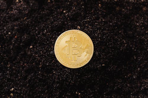 Free Close-Up Shot of a Bitcoin on the Ground Stock Photo
