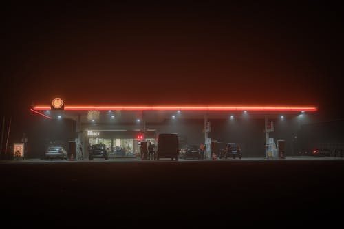 Ilmainen kuvapankkikuva tunnisteilla autot, bensa-asema, punaiset valot