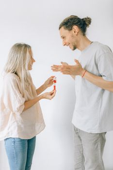 一对快乐的夫妇在看到妊娠测试结果呈阳性后，分享了幸福的时刻