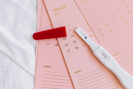 2021年3月日历上的妊娠测试特写，象征着期待的消息