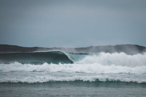 gratis Stormachtige Zee Wappert Tegen Een Wolkenloze Hemel Stockfoto