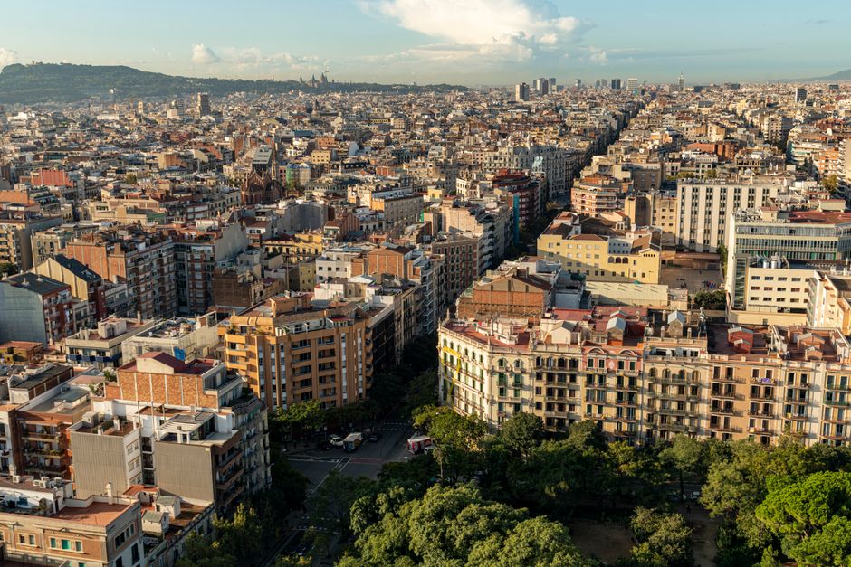 Impresionante vista aérea del paisaje urbano de Barcelona en un día despejado, resaltando la arquitectura de la ciudad.