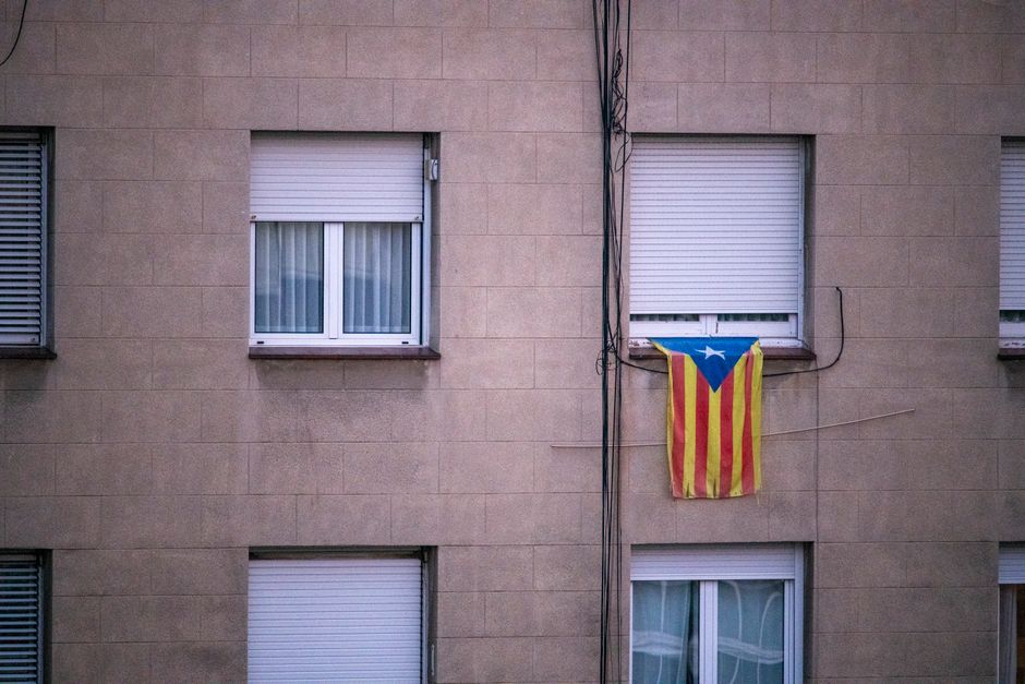 Bandera de independencia catalana exhibida fuera de un edificio residencial en Barcelona.