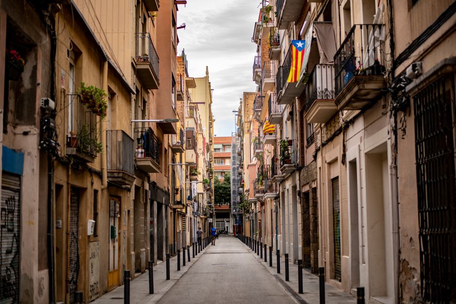 Explora los pintorescos balcones y fachadas del Barrio Gótico de Barcelona.