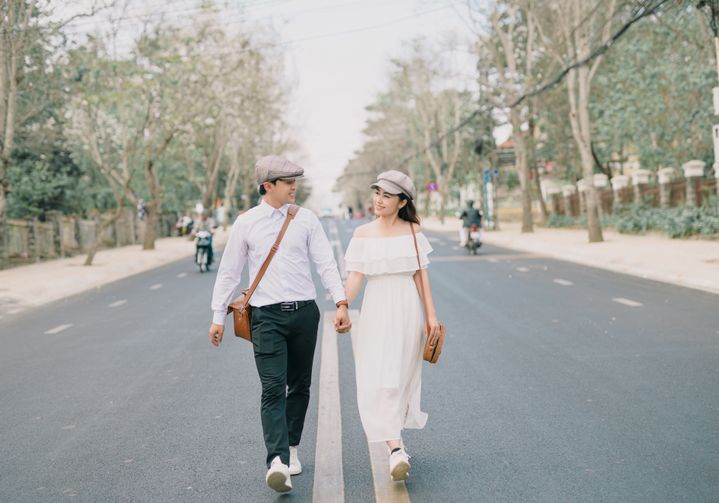 couple meeting for first date after connecting online