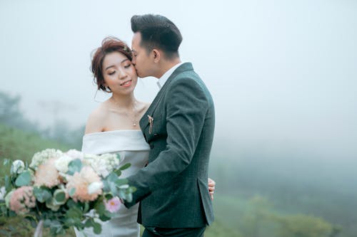Fotobanka s bezplatnými fotkami na tému ázijský pár, biele šaty, bozk