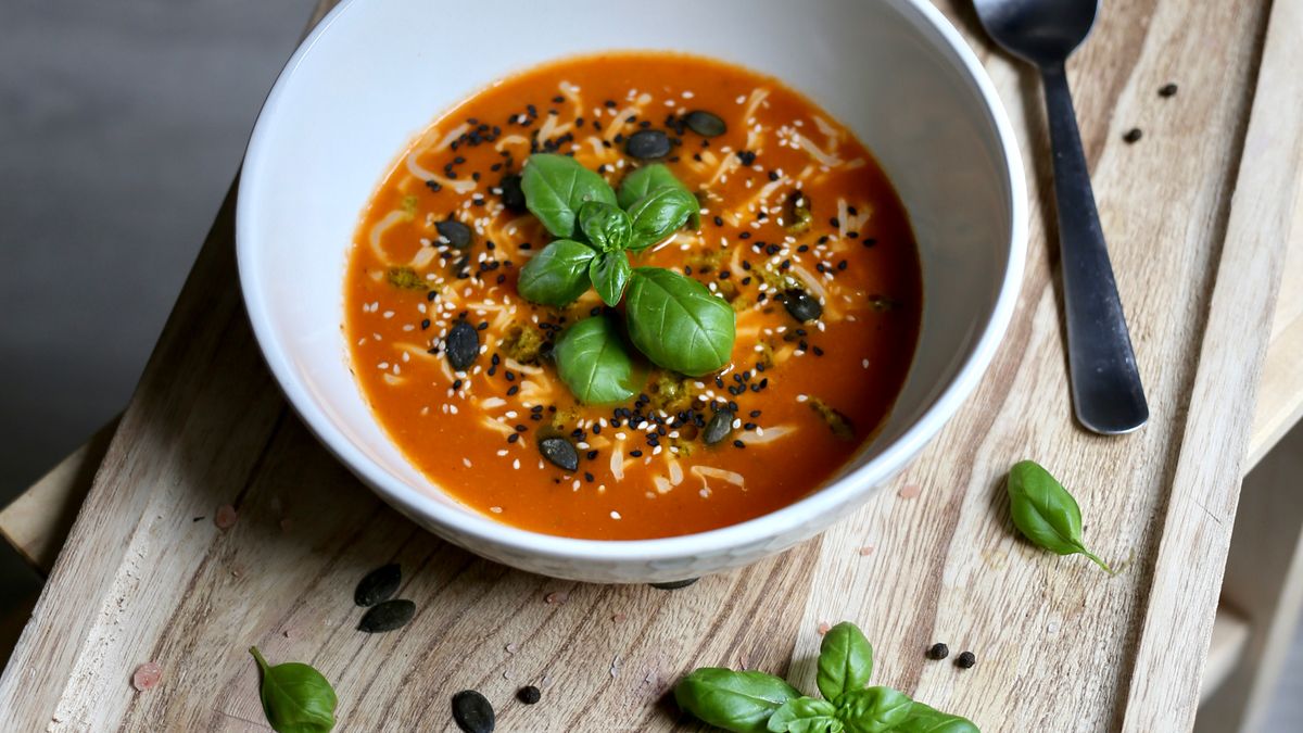receita de sopa fit com creme de abóbora legumes e ervas aromáticas nutritivas