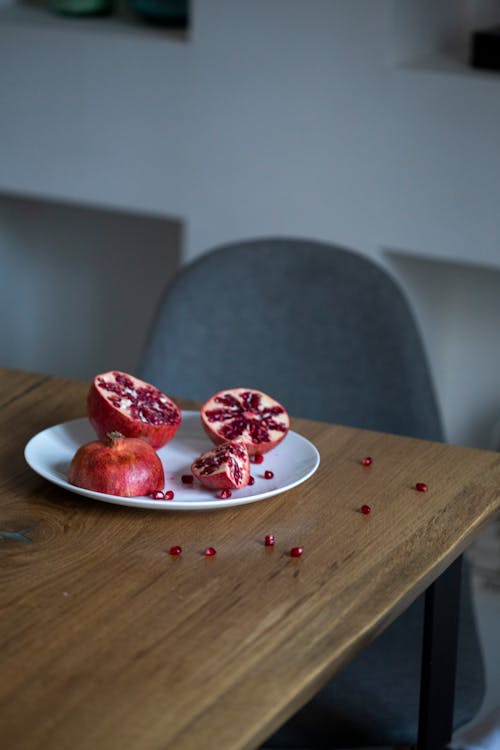 Fotobanka s bezplatnými fotkami na tému čerstvý, drevený stôl, granátové jablko