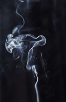 抽象的黑白背景上，半透明烟雾缭绕，黑色背景中可见曲线与漩涡